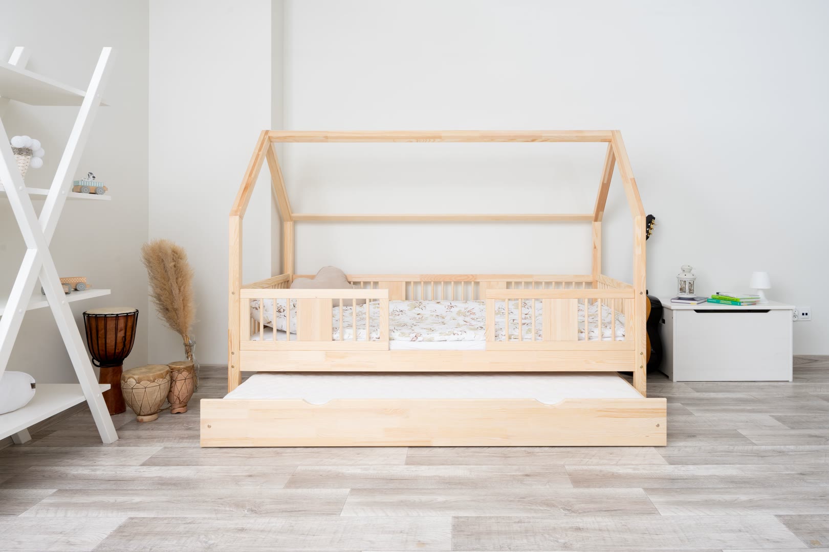 Łóżko dziecięce z drewna sosnowego po intensywnym użytkowaniu - stabilna rama w realnym pokoju